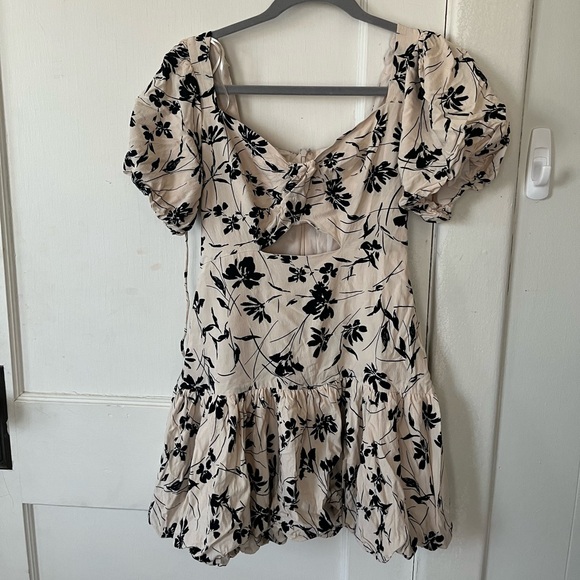 Astr Dresses & Skirts - ASTR The Label Cream Puff Sleeve Floral Dress